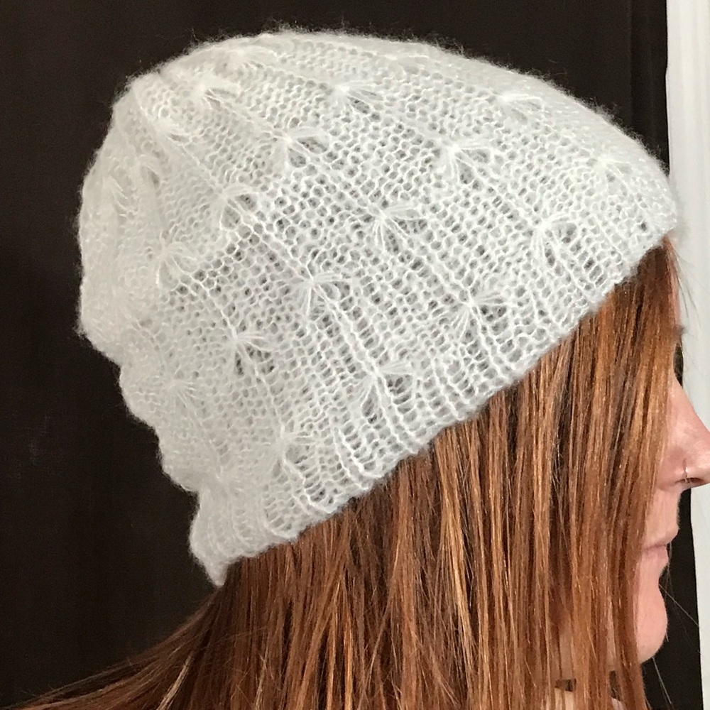 White knitted beanie
